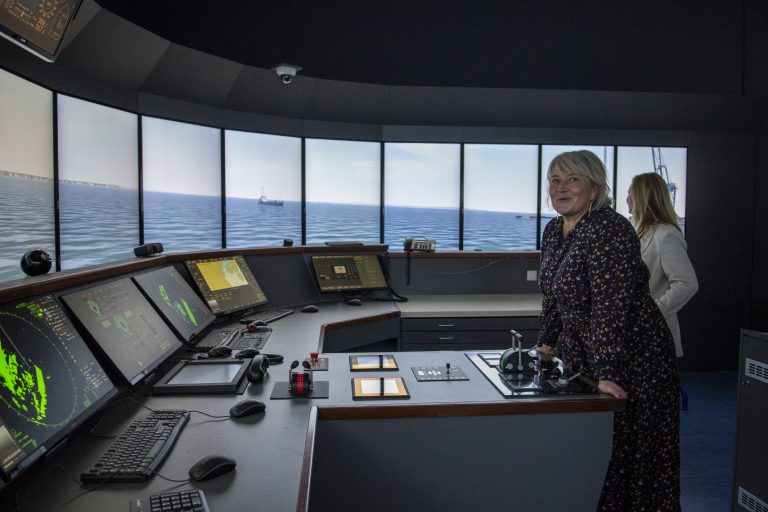 Undervisningsministeren i MARTEC Skagens simulator