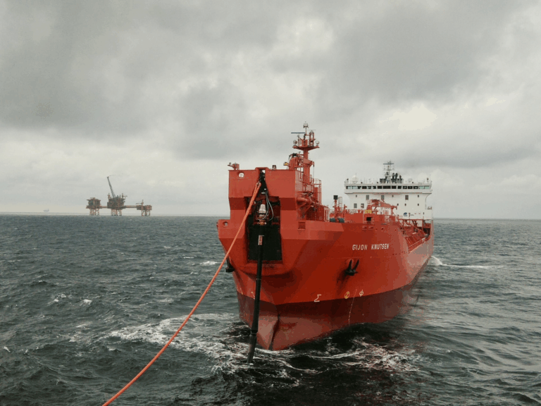 billede af skibet Gijon Knutsen, hvor hun ligger og laster off-shore. Kreditering: KNOT Management