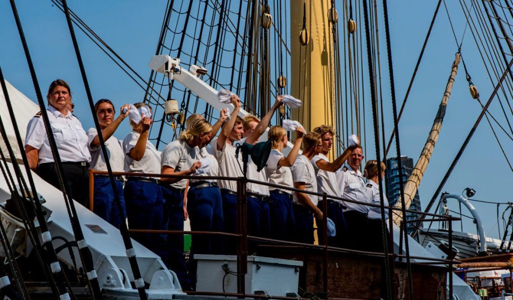 Elever hilser med huen ved ankomst til New York