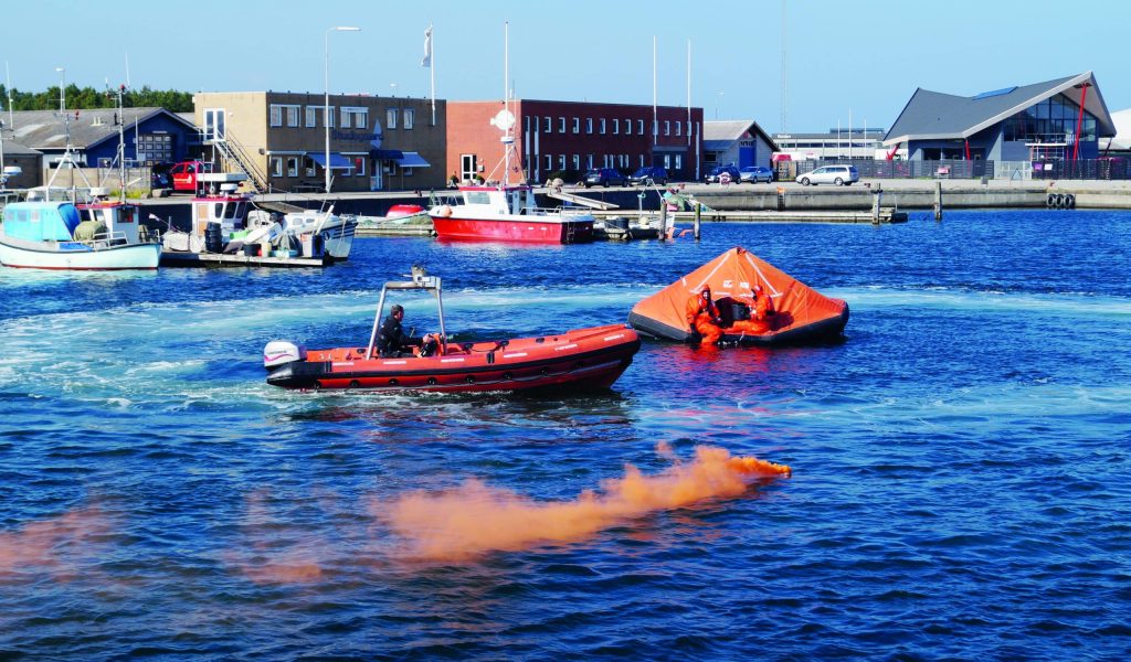 Båd i vandet til Ubefaren Skibsassistent uddannelsen