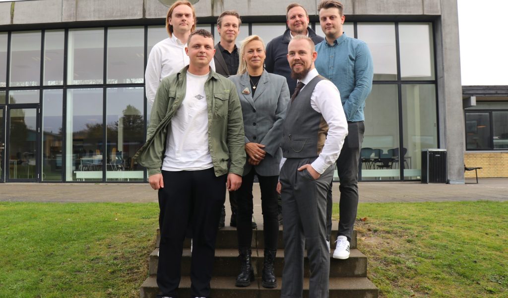 De fire dimitterende skibsførere og leder af professionsbacheloruddannelsen som Skibsfører hos MARTEC, Marie Kristine Kjelgaard, samt undervisere René Kirk og Rasmus Tarp.