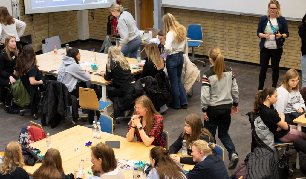 60 piger var mødt op til Girl Power på MARTEC Hånbækvej