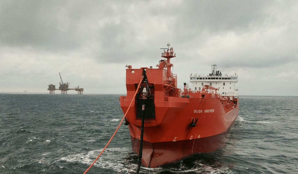 billede af skibet Gijon Knutsen, hvor hun ligger og laster off-shore. Kreditering: KNOT Management