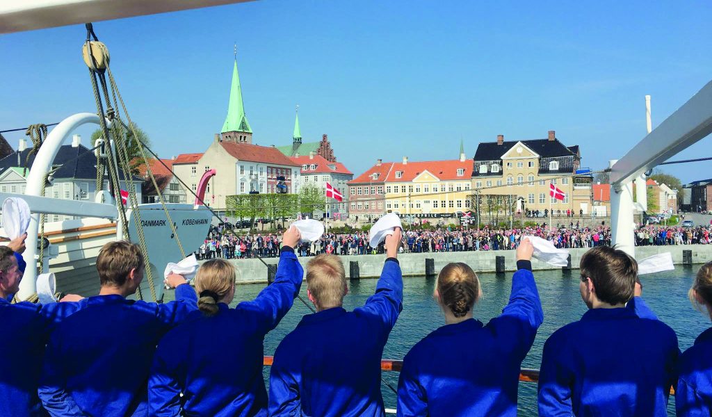 Skoleskibselever fra Skoleskibet DANMARK vinker